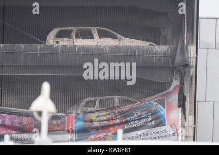 Liverpool, UK : Jan 1, 2018. Les services d'urgence demeurent sur les lieux d'un incendie parking le lundi, Janvier 1, 2018 à l'Echo Arena parking à Liverpool, Royaume-Uni. L'incendie, qui a débuté le 31 décembre 2017, est soupçonné d'avoir détruit tous les véhicules à l'intérieur du parking. Crédit : Christopher Middleton/Alamy Live News Banque D'Images