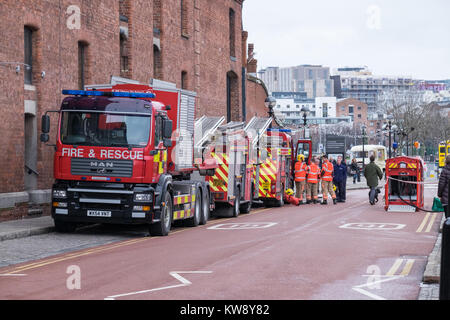 Liverpool, UK : Jan 1, 2018. Les services d'urgence demeurent sur les lieux d'un incendie parking le lundi, Janvier 1, 2018 à l'Echo Arena parking à Liverpool, Royaume-Uni. L'incendie, qui a débuté le 31 décembre 2017, est soupçonné d'avoir détruit tous les véhicules à l'intérieur du parking. Crédit : Christopher Middleton/Alamy Live News Banque D'Images