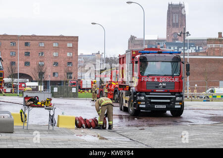 Liverpool, UK : Jan 1, 2018. Les services d'urgence demeurent sur les lieux d'un incendie parking le lundi, Janvier 1, 2018 à l'Echo Arena parking à Liverpool, Royaume-Uni. L'incendie, qui a débuté le 31 décembre 2017, est soupçonné d'avoir détruit tous les véhicules à l'intérieur du parking. Crédit : Christopher Middleton/Alamy Live News Banque D'Images