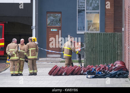 Liverpool, UK : Jan 1, 2018. Les services d'urgence demeurent sur les lieux d'un incendie parking le lundi, Janvier 1, 2018 à l'Echo Arena parking à Liverpool, Royaume-Uni. L'incendie, qui a débuté le 31 décembre 2017, est soupçonné d'avoir détruit tous les véhicules à l'intérieur du parking. Crédit : Christopher Middleton/Alamy Live News Banque D'Images