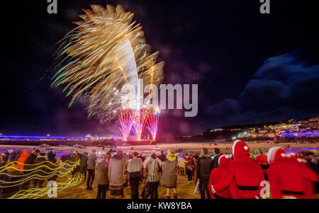 St Ives, Cornwall, UK, la nouvelle année, 2017. Les fêtards inondent les rues du village de pêcheurs de Cornouailles en robe de soirée pour le Nouvel An des célébrations. Crédit : Mike Newman/Alamy Live News Banque D'Images