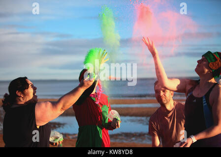 Saint Andrews, Fife, Scotland, UK. 1er janvier 2018. Les gens courent dans la mer du Nord à la Loony Dook, St Andrews, Fife, en Écosse, le jour de l'an 2018 © Derek Allan/Alamy Live News Banque D'Images