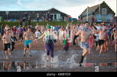 Saint Andrews, Fife, Scotland, UK. 1er janvier 2018. Les gens courent dans la mer du Nord à la Loony Dook, St Andrews, Fife, en Écosse, le jour de l'an 2018 © Derek Allan/Alamy Live News Banque D'Images