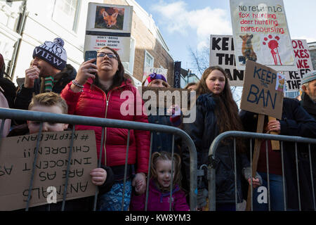 Les manifestants tenant des pancartes manifester contre la chasse au renard comme la chasse au Carmarthenshire Carmarthen parade dans le jour de l'an 2018 Banque D'Images