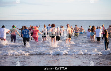 Saint Andrews, Fife, Scotland, UK. 1er janvier 2018. Les gens courent dans la mer du Nord à la Loony Dook, St Andrews, Fife, en Écosse, le jour de l'an 2018 © Derek Allan/Alamy Live News Banque D'Images