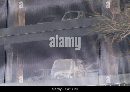 Liverpool, UK : Jan 1, 2018. Les services d'urgence demeurent sur les lieux d'un incendie parking le lundi, Janvier 1, 2018 à l'Echo Arena parking à Liverpool, Royaume-Uni. L'incendie, qui a débuté le 31 décembre 2017, est soupçonné d'avoir détruit tous les véhicules à l'intérieur du parking. Crédit : Christopher Middleton/Alamy Live News Banque D'Images