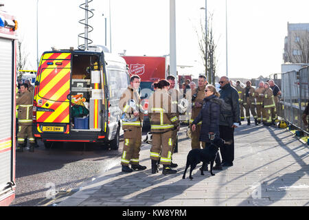 Liverpool, UK : Jan 1, 2018. Les services d'urgence demeurent sur les lieux d'un incendie parking le lundi, Janvier 1, 2018 à l'Echo Arena parking à Liverpool, Royaume-Uni. L'incendie, qui a débuté le 31 décembre 2017, est soupçonné d'avoir détruit tous les véhicules à l'intérieur du parking. Crédit : Christopher Middleton/Alamy Live News Banque D'Images