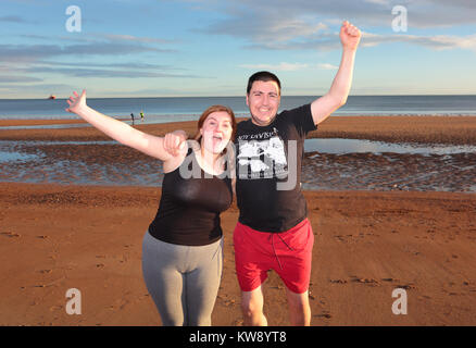 Saint Andrews, Fife, Scotland, UK. 1er janvier 2018. Les gens courent dans la mer du Nord à la Loony Dook, St Andrews, Fife, en Écosse, le jour de l'an 2018 © Derek Allan/Alamy Live News Banque D'Images