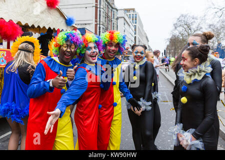 Londres, Royaume-Uni. 1er janvier 2018. La commune de Lewisham ont une entrée sur le thème du cirque dans le défilé. Les artistes interprètes ou exécutants, les bandes et les autres participants de divertir la foule dans le Londres 2018 Défilé du Nouvel An (LNDYP), qui fait son chemin de Piccadilly, via Pall Mall et Trafalgar Square en direction de la place du Parlement, avec plus de 8 000 interprètes y compris des fanfares, des cheerleaders, les organismes de bienfaisance, les véhicules historiques et des groupes de l'arrondissements de Londres. Credit : Imageplotter News et Sports/Alamy Live News Banque D'Images