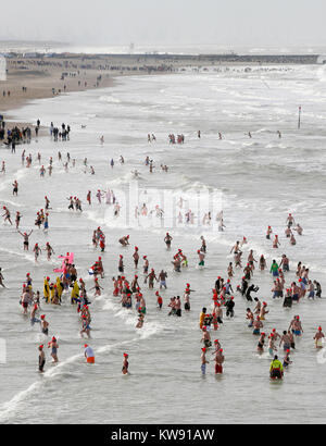 Scheveningen, Pays-Bas. 1er janvier 2018. La traditionnelle plongée de l'An (Niuewjaarsduik) en face de l'hôtel Kurhaus et à côté de la jetée de Scheveningen. De : Kim Kaminski/Alamy Live News Banque D'Images