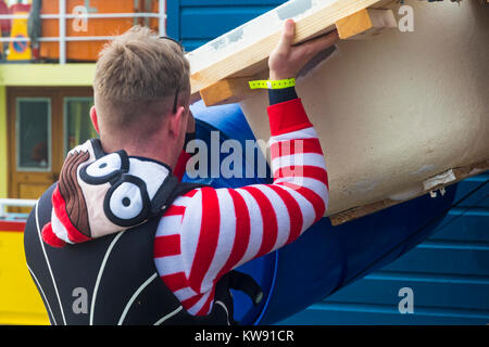 Poole, Dorset, UK. 1er janvier 2018. Le jour de l'Baignoire course a lieu suite à une réaction dans les médias sociaux que l'événement devrait être annulé en raison de préoccupations en matière de santé et de sécurité. Des centaines se regarder l'événement malgré le mauvais temps, qu'une variété de métiers d'inhabituelles prendre à l'eau pour la race, avec les participants s'amusant lancer des œufs et de la farine, tirant des canons à eau et de l'artisanat. concurrentes chavirement Credit : Carolyn Jenkins/Alamy Live News Banque D'Images
