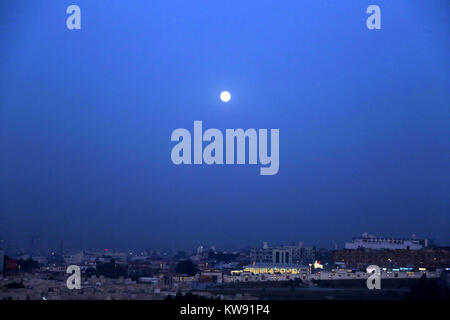 Rawalpindi. 1er janvier 2018. Photo prise le 1 janvier 2018 montre la première pleine lune de l'année s'élève au-dessus de Rawalpindi, au Pakistan. Credit : Ahmad Kamal/Xinhua/Alamy Live News Banque D'Images