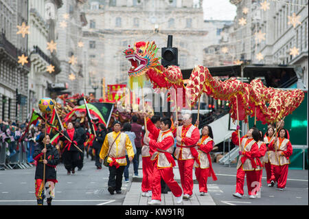 Le centre de Londres, au Royaume-Uni. 1 janvier, 2018. Le spectaculaire Londres défilé du Nouvel An commence à midi dans Piccadilly, faisant son chemin vers le bas la voie célèbre West End, la finition en place du Parlement à 15h00. London Chinatown Chinese Association performance. Credit : Malcolm Park/Alamy Live News. Banque D'Images