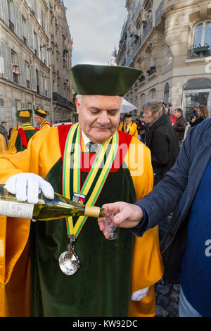 France, Paris (75), Fete des vendanges, Montmartre, membre de Les Piliers de verser le vin Chalisiens Banque D'Images