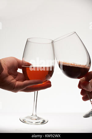 Deux verres à vin Cheers close-up isolé sur fond blanc. Toast avec du vin rouge Banque D'Images