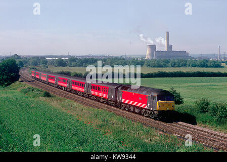 Un certain nombre de locomotives diesel de la classe 47 47818 'Strathclyde' vers le nord avec une vierge de cross-country à Culham. 26 juin 2002. Banque D'Images