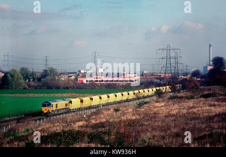 Un ARC classe appartenant à 59 nombre de locomotives diesel 59101 avec un train de trémies à la pierre vide en Crayford Kent. 11 novembre 1993. Banque D'Images