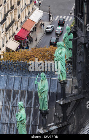 Depuis les tours de Notre Dame pour les statues de l'apostlles sur le pavillon, Paris, France Banque D'Images