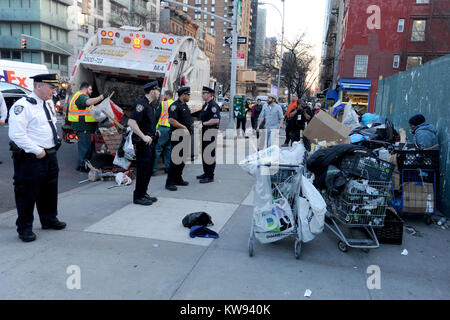 NEW YORK, NY - 09 mars : "La femme sans-abri un panier des Story comme vu sur la couverture du New York Post le 9 mars 2016 à New York. People : femme sans-abri Banque D'Images