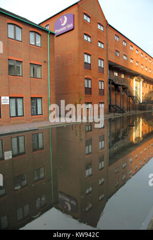 Côté canal hôtel Premier Inn Birmingham England Banque D'Images