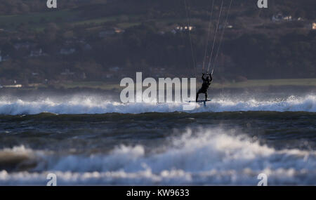 Un kite surfer exploite au maximum les forts vents sur la mer d'Irlande, au large de la côte de Dublin. Banque D'Images