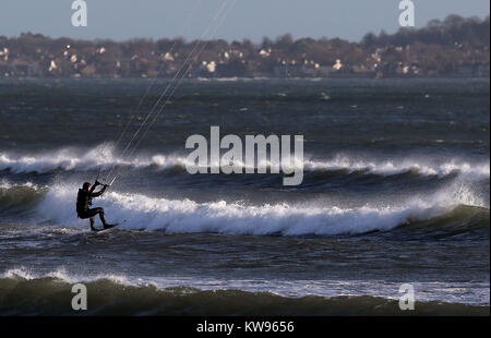 Un kite surfer exploite au maximum les forts vents sur la mer d'Irlande, au large de la côte de Dublin. Banque D'Images