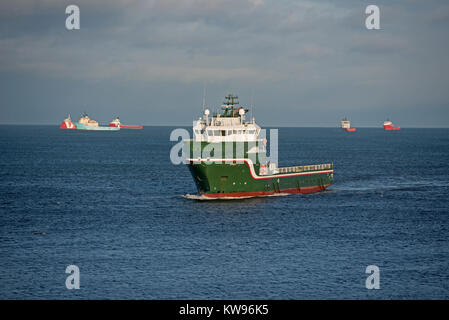 Erna d'approvisionnement du fret Offshore navire faisant son chemin vers le port d'Aberdeen et de quais pour les fournitures. Banque D'Images