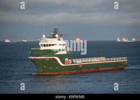 Erna d'approvisionnement du fret Offshore navire faisant son chemin vers le port d'Aberdeen et de quais pour les fournitures. Banque D'Images