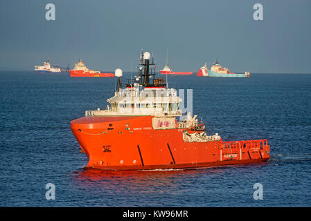 Forteresse de Grampian bateau de sauvetage Sécurité veille retourner de la mer du Nord à son port d'Aberdeen. Banque D'Images