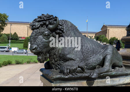 Le Buffalo sculpture sur le Washington Monument Fontaine, Eakins ovale, Philadelphie, Pennsylvanie, USA. Banque D'Images