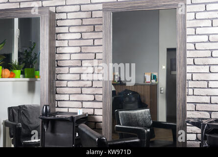 Coiffure vide moderne avec des chaises et des miroirs Banque D'Images