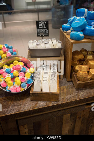 Belle et colorée de l'affichage les savons pour vente à Lush, un magasin de cosmétiques bio faits main à Roosevelt Field Centre commercial de Long Island, N.Y. Banque D'Images