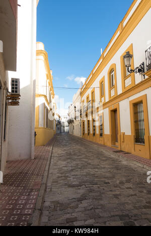 Tarifa Espagne. Vue sur la rue typique dans la vieille ville de Tarifa, Cadix, Andalousie, Espagne, Banque D'Images