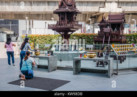 Les thaïlandais à genoux priant dans la fonction Banque D'Images