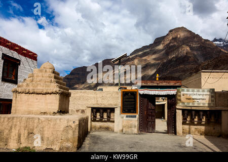 Monastère de Tabo et vestiges de la route de la vallée de Spiti, Himachal Pradesh, Inde. Banque D'Images