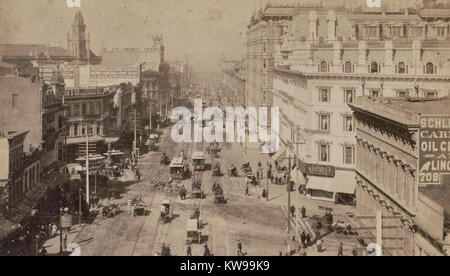 Market Street, San Francisco, Californie, vers 1895 - Photo montre une vue d'ensemble de Market Street à San Francisco, Californie, avec de nombreuses voitures à cheval et des téléphériques, ainsi que des piétons sur la rue large entre les immeubles commerciaux. Banque D'Images