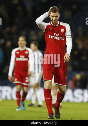 Par l'arsenal Mertesacker semble déprimé après la Premier League match à The Hawthorns, West Bromwich. Banque D'Images