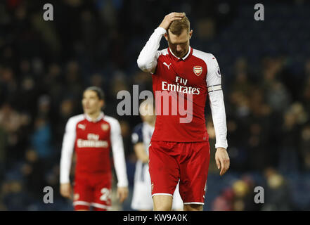 Par l'arsenal Mertesacker semble déprimé après la Premier League match à The Hawthorns, West Bromwich. Banque D'Images