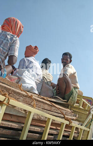 TIRUNELVELI, Tamil Nadu, Inde, le 28 février 2009 : Les travailleurs ride sur l'arrière du camion le 28 février 2009, au Tamil Nadu, Inde du Sud. Banque D'Images