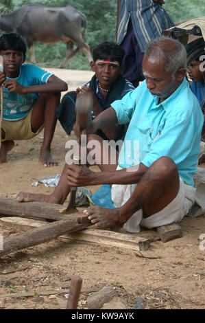 TAMIL Nadu, Inde, circa 2009 : Carpenter non identifiés s'habiller pour l'école de toit poutres, vers 2009 au Tamil Nadu, Inde. Une grande partie de l'économie de l'Inde stil Banque D'Images