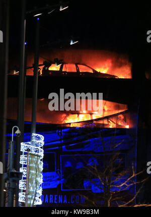 Des véhicules brûlent pendant un incendie dans un parking à étages à l'Echo Arena de Liverpool. Banque D'Images