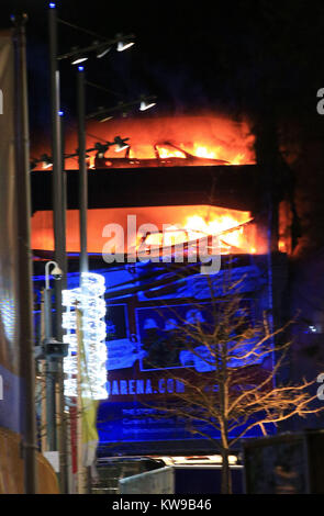 Des véhicules brûlent pendant un incendie dans un parking à étages à l'Echo Arena de Liverpool. Banque D'Images