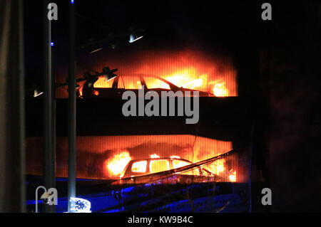 Des véhicules brûlent pendant un incendie dans un parking à étages à l'Echo Arena de Liverpool. Banque D'Images