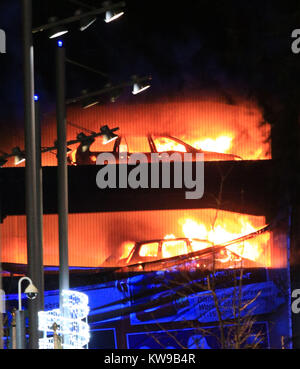 Des véhicules brûlent pendant un incendie dans un parking à étages à l'Echo Arena de Liverpool. Banque D'Images