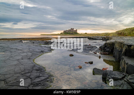 Château de Bamburgh sur la côte de Northumbrie, Northumberland, England, UK Banque D'Images