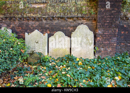 St George's Gardens, Bloomsbury, London, UK. 18e siècle cimetière maintenant les jardins publics avec de vieilles tombes et monuments autres Banque D'Images