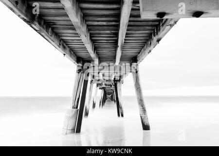 Une longue exposition sous la jetée Port Noalunga Banque D'Images