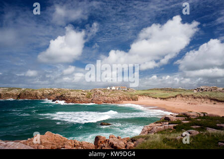 Chalets sur Cruit Island vues plus de Sandy Bay, comté de Donegal, Irlande Banque D'Images