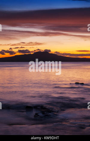 L'Île Rangitoto au lever du soleil, Auckland, Nouvelle-Zélande. Banque D'Images