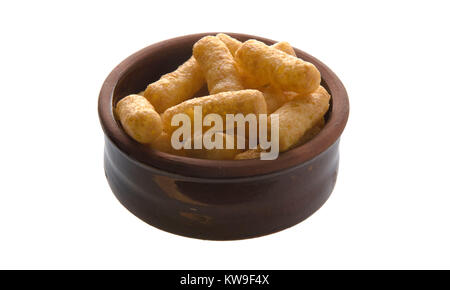 Peanut flips dans Bol en céramique marron, isolated on white Banque D'Images